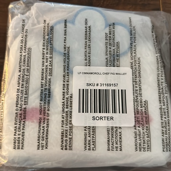 Loungefly Cinnamoroll Chef Fluffy Mini Wallet - Picture 5 of 6